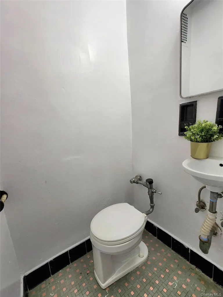 33-27 91 Jackson Heights NY 11372