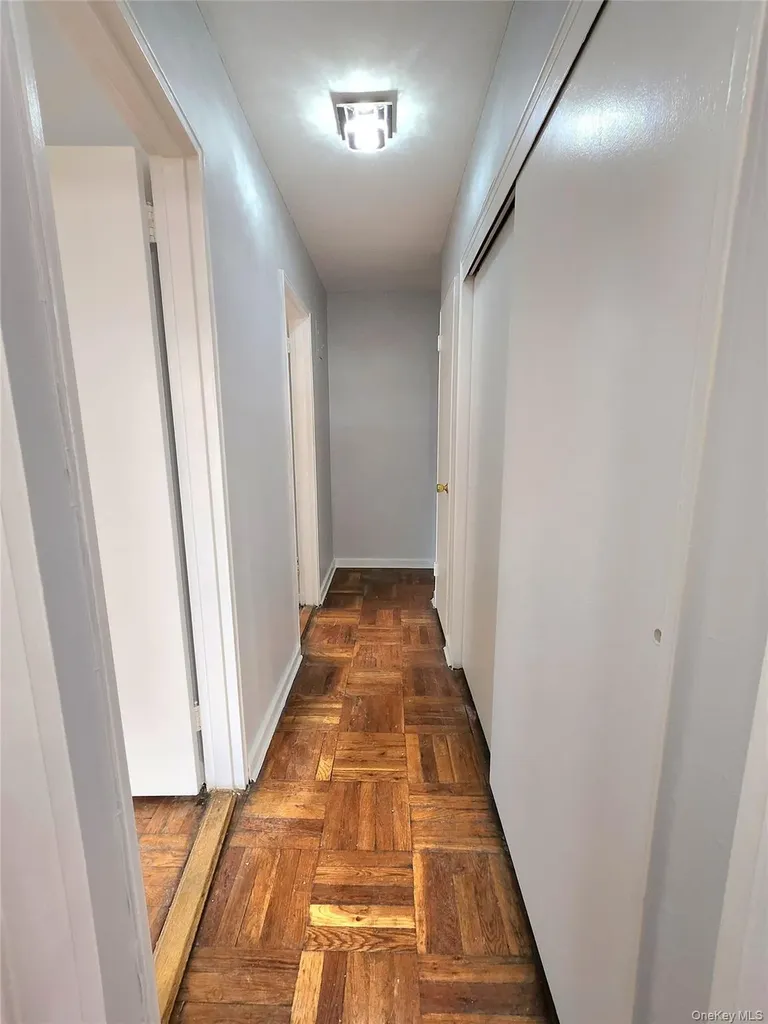 33-27 91 Jackson Heights NY 11372