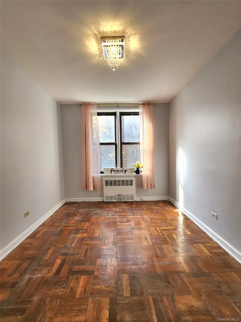33-27 91 Jackson Heights NY 11372