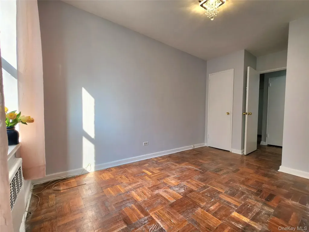 33-27 91 Jackson Heights NY 11372