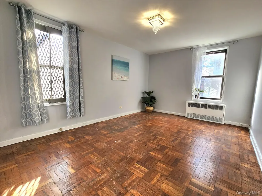 33-27 91 Jackson Heights NY 11372