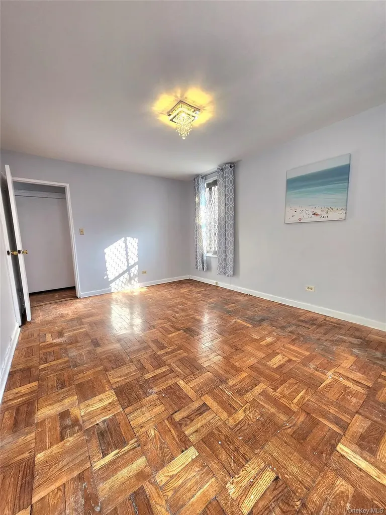 33-27 91 Jackson Heights NY 11372