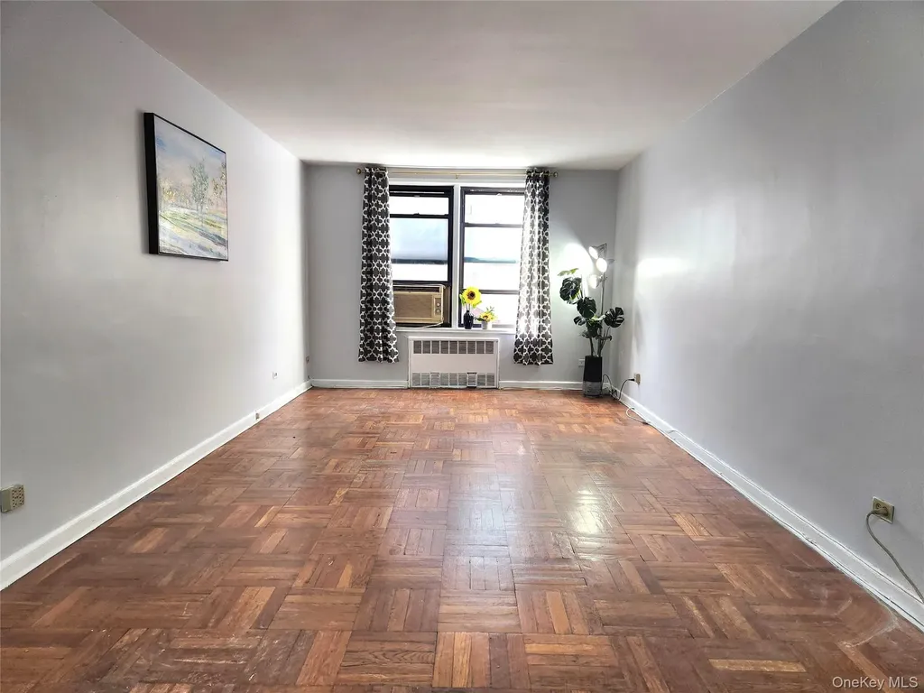 33-27 91 Jackson Heights NY 11372