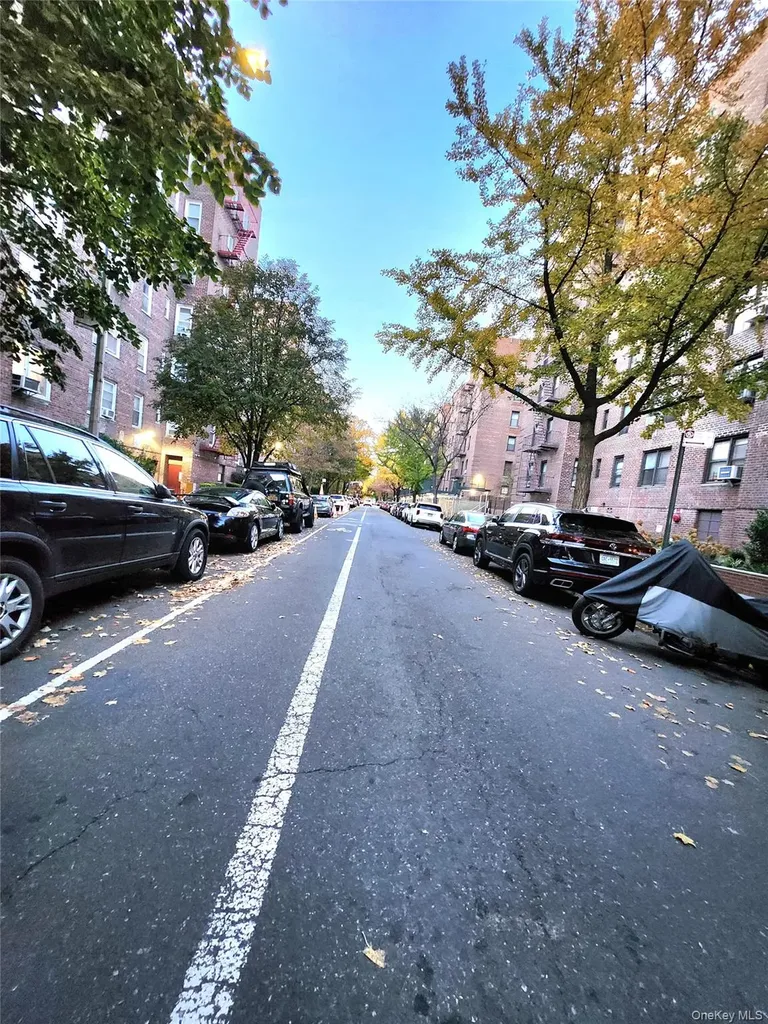 33-27 91 Jackson Heights NY 11372