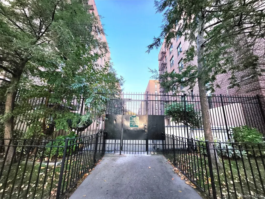 33-27 91 Jackson Heights NY 11372