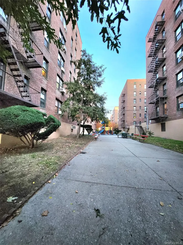33-27 91 Jackson Heights NY 11372