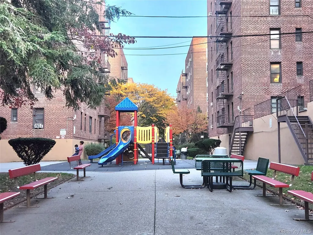 33-27 91 Jackson Heights NY 11372