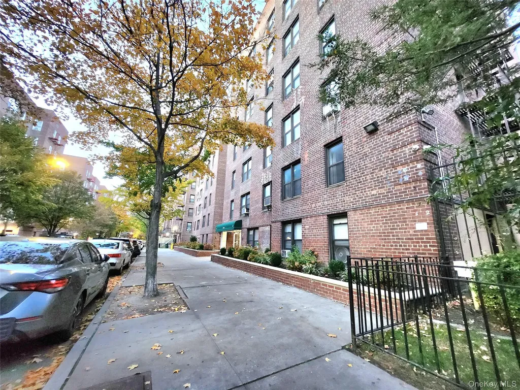 33-27 91 Jackson Heights NY 11372