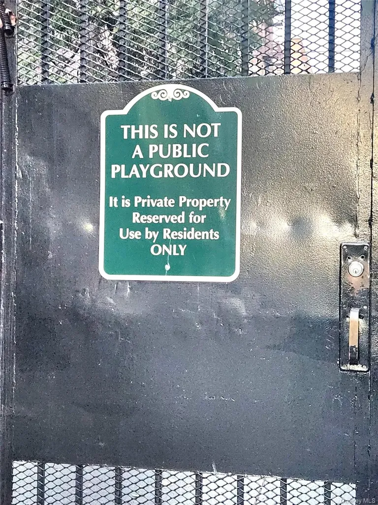 33-27 91 Jackson Heights NY 11372