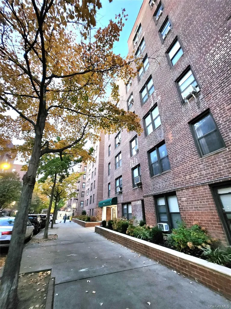 33-27 91 Jackson Heights NY 11372