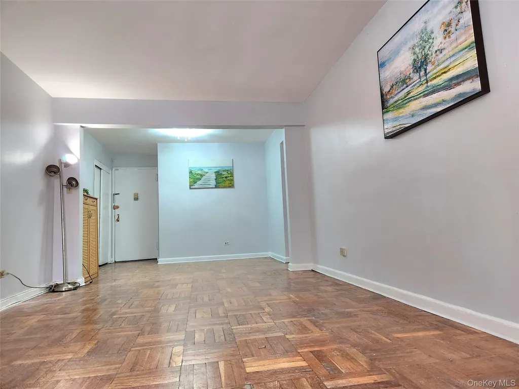 33-27 91 Jackson Heights NY 11372