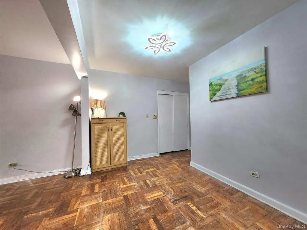 33-27 91 Jackson Heights NY 11372
