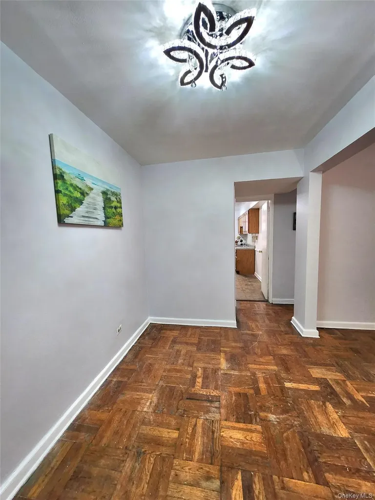 33-27 91 Jackson Heights NY 11372
