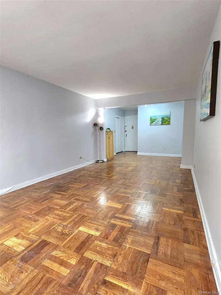 33-27 91 Jackson Heights NY 11372