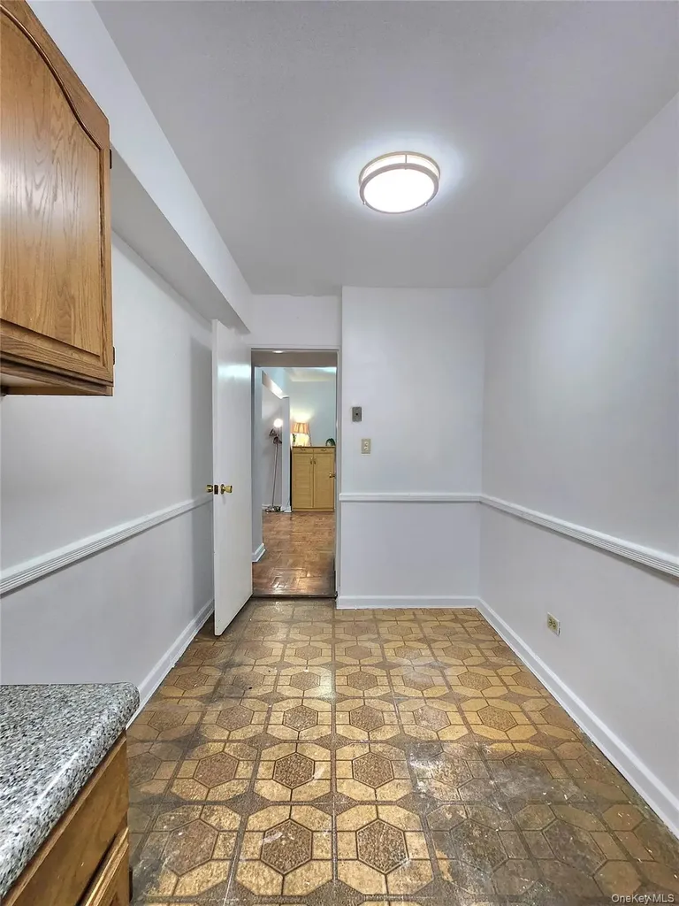 33-27 91 Jackson Heights NY 11372