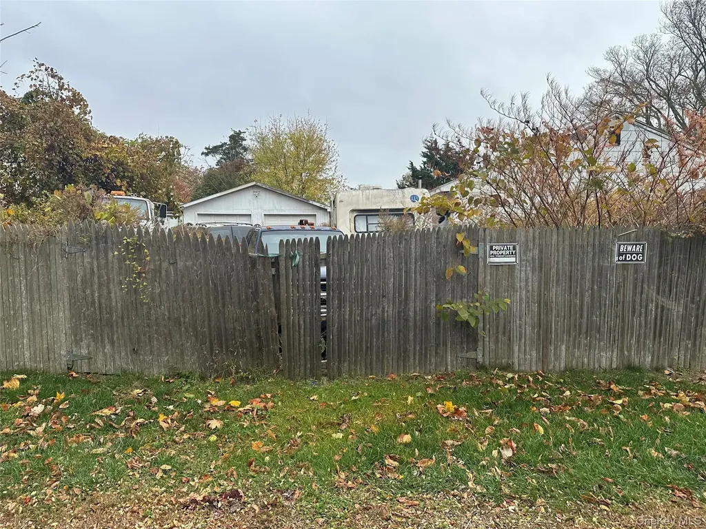 21 Astoria Road Mastic Beach NY 11951