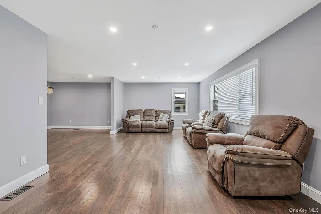 449 Nassau Avenue Freeport NY 11520