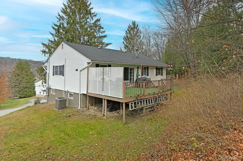 12 Strawberry Lane Monroe NY 10950
