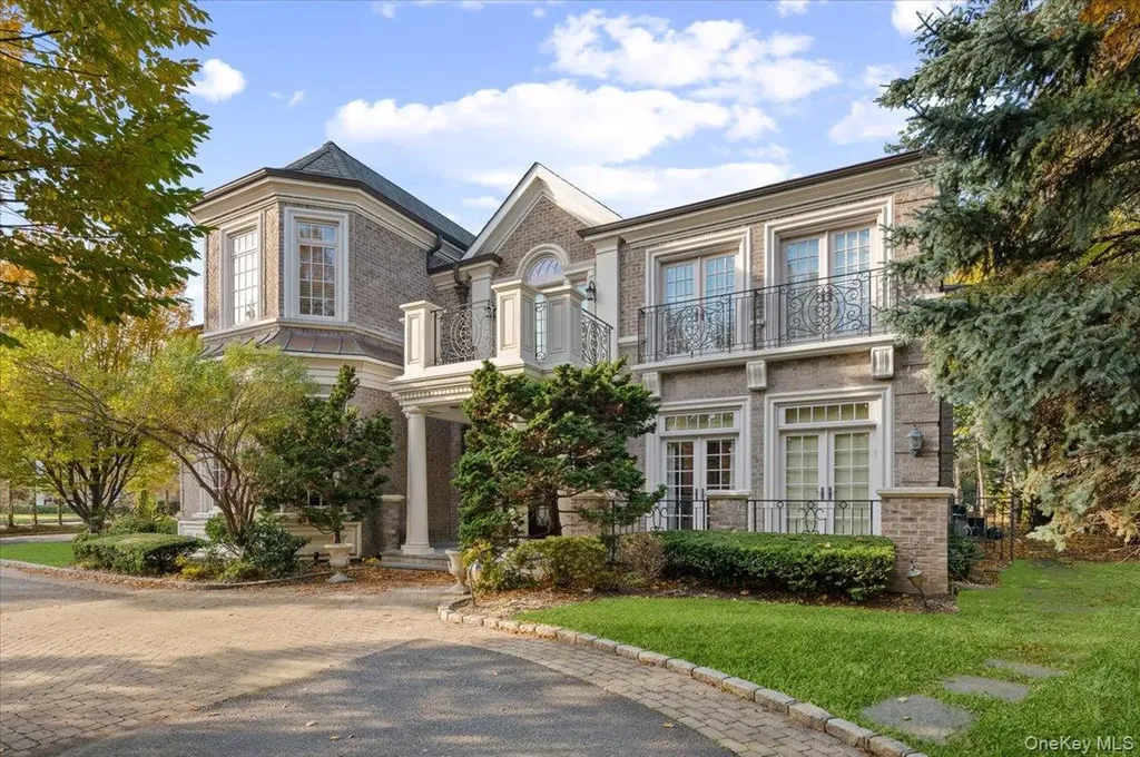 24 Beechwood Drive Lawrence NY 11559