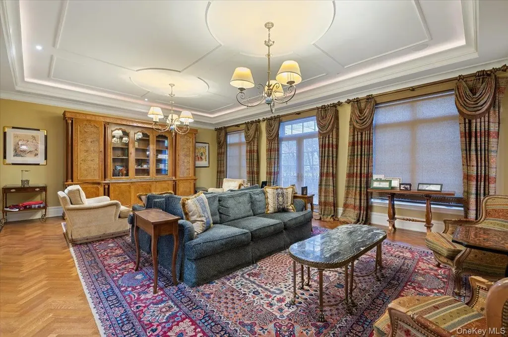 24 Beechwood Drive Lawrence NY 11559
