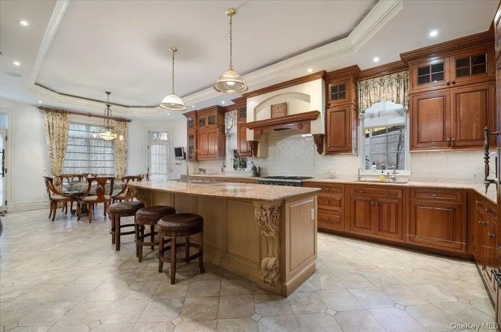 24 Beechwood Drive Lawrence NY 11559