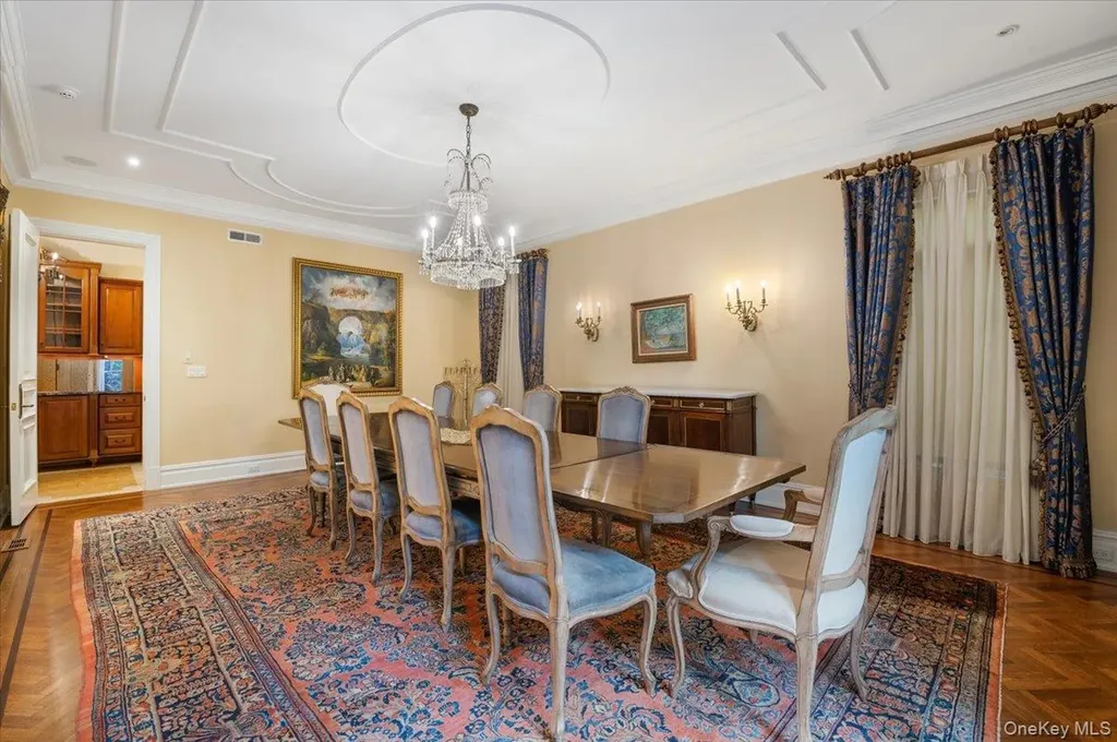 24 Beechwood Drive Lawrence NY 11559