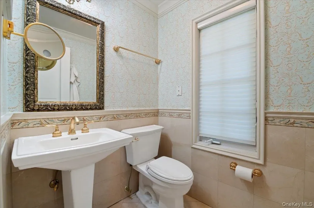 24 Beechwood Drive Lawrence NY 11559