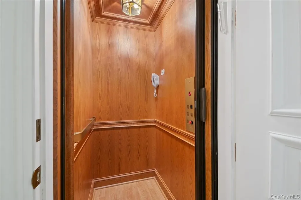 24 Beechwood Drive Lawrence NY 11559