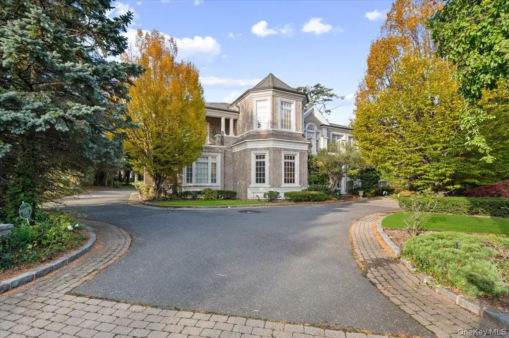 24 Beechwood Drive Lawrence NY 11559