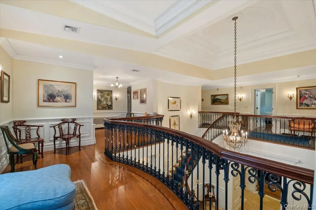 24 Beechwood Drive Lawrence NY 11559