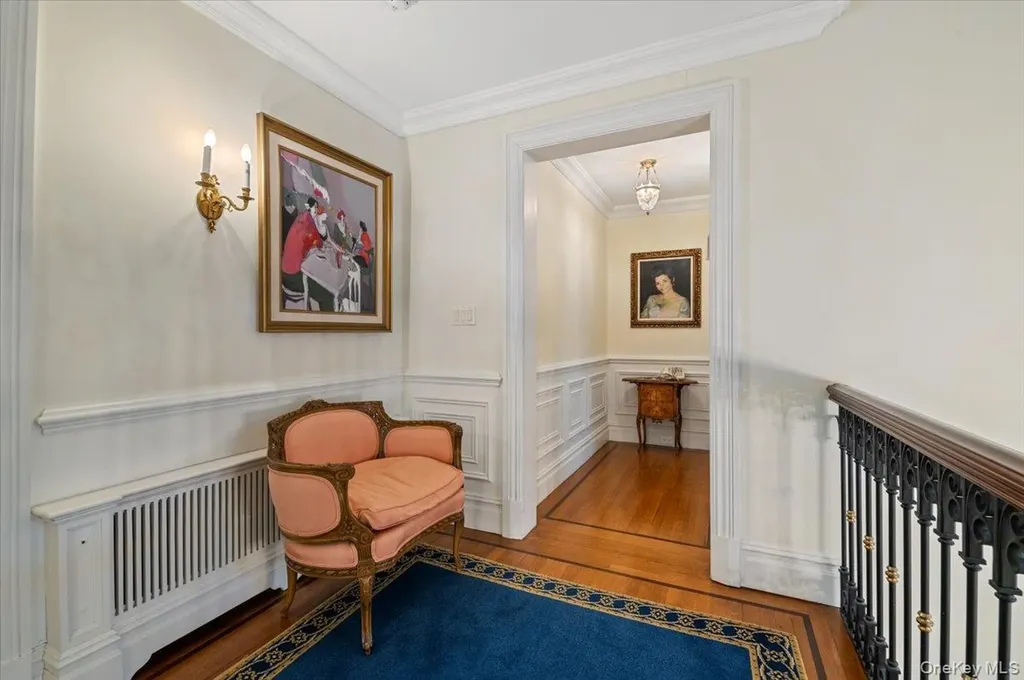 24 Beechwood Drive Lawrence NY 11559
