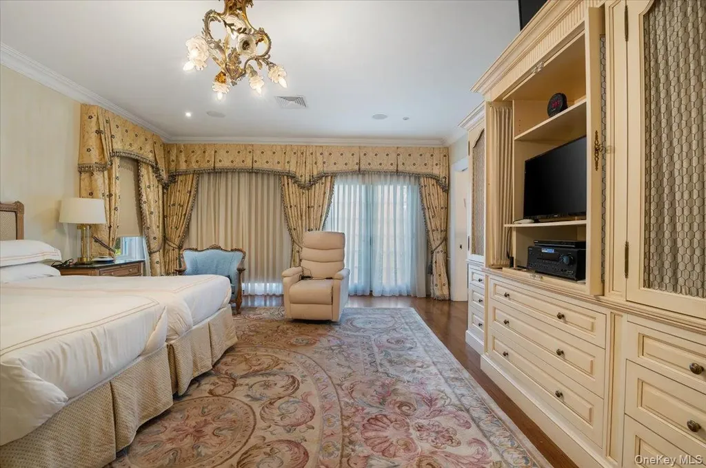 24 Beechwood Drive Lawrence NY 11559