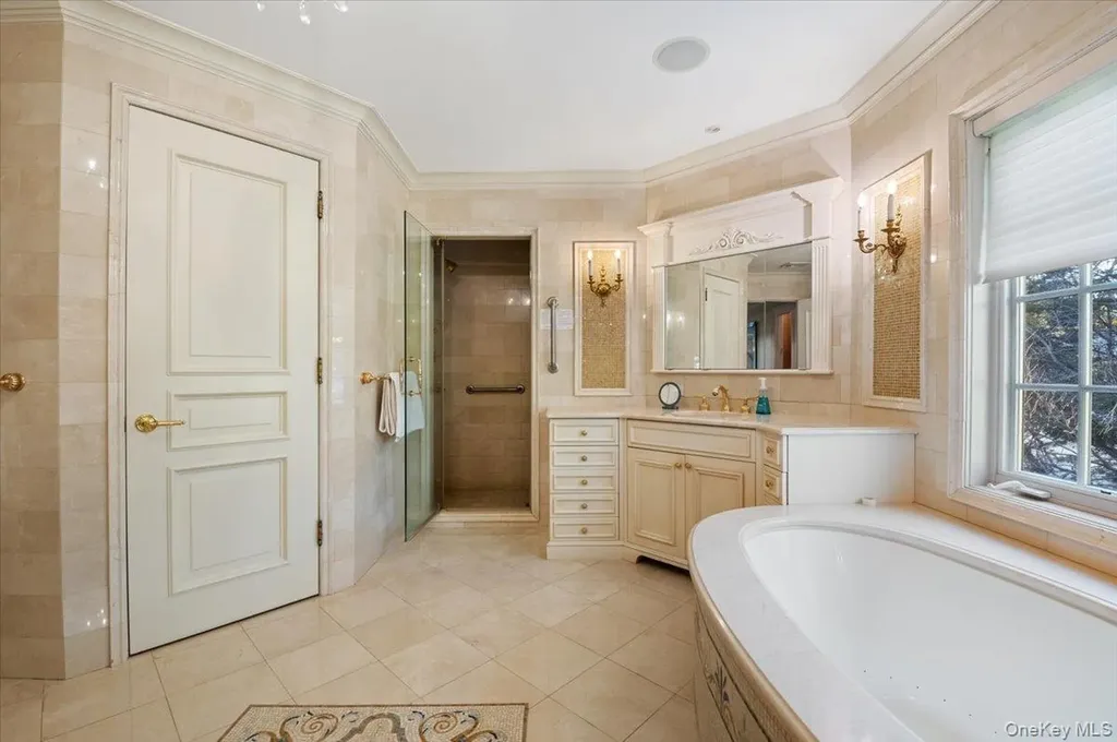 24 Beechwood Drive Lawrence NY 11559