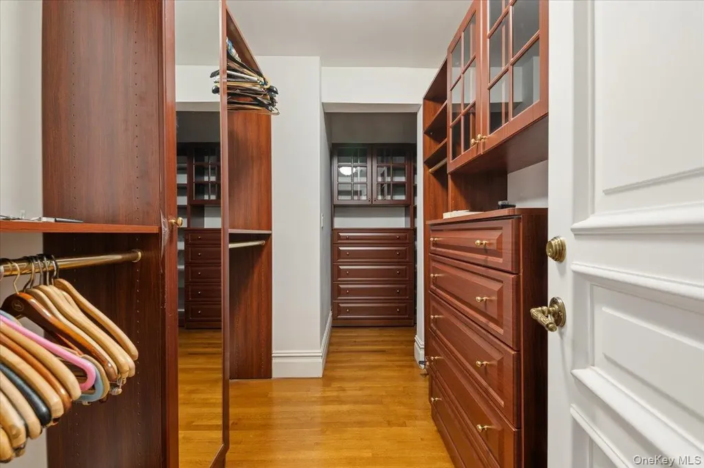 24 Beechwood Drive Lawrence NY 11559