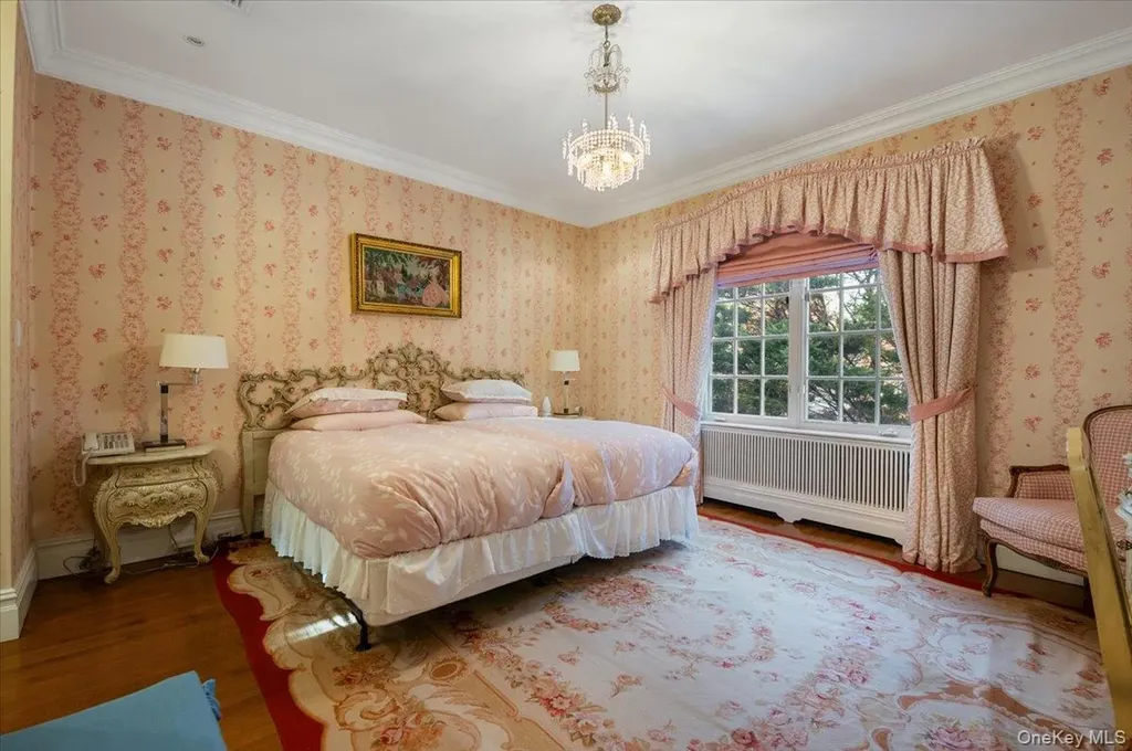 24 Beechwood Drive Lawrence NY 11559