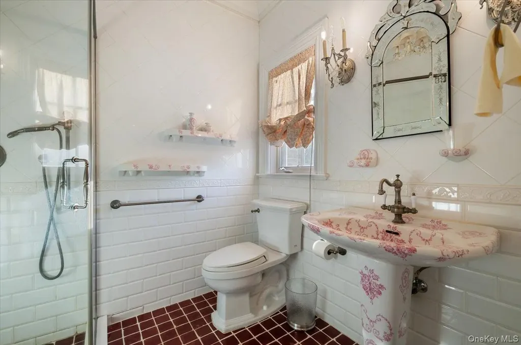 24 Beechwood Drive Lawrence NY 11559