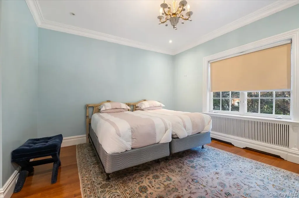 24 Beechwood Drive Lawrence NY 11559