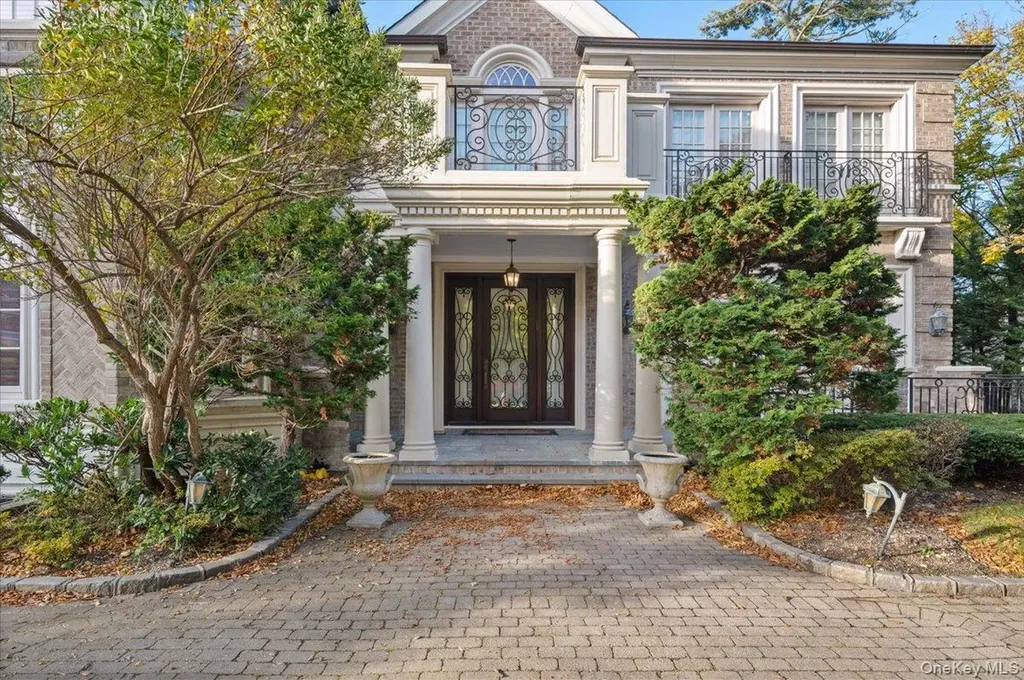 24 Beechwood Drive Lawrence NY 11559