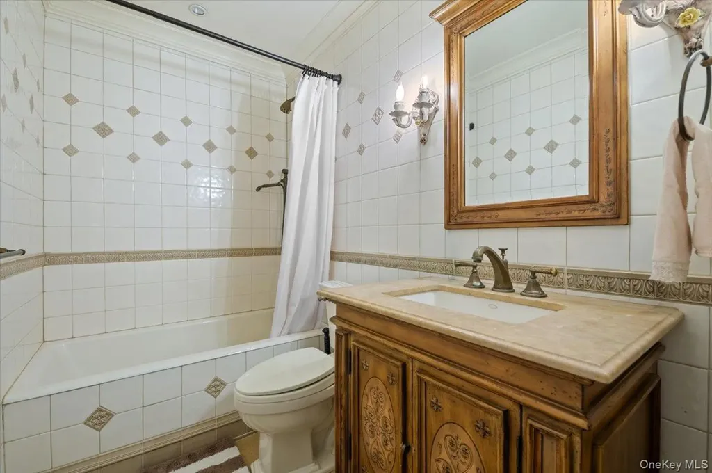 24 Beechwood Drive Lawrence NY 11559