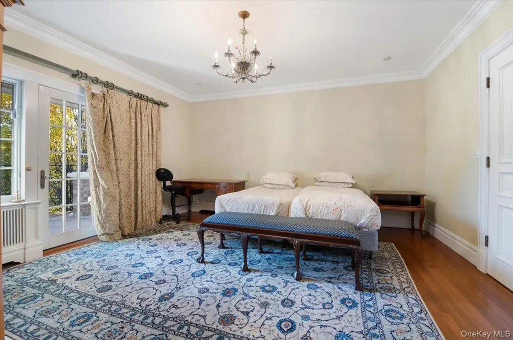 24 Beechwood Drive Lawrence NY 11559
