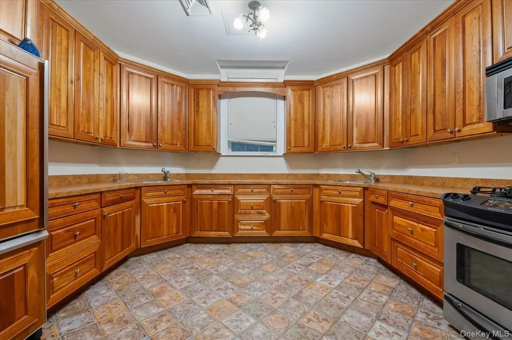 24 Beechwood Drive Lawrence NY 11559