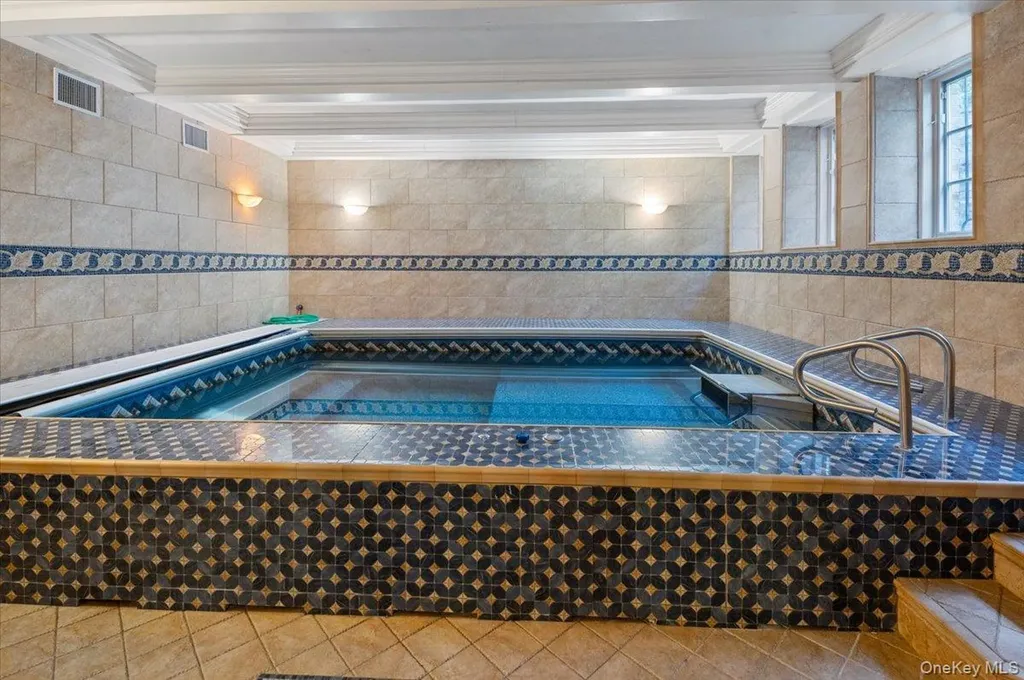 24 Beechwood Drive Lawrence NY 11559