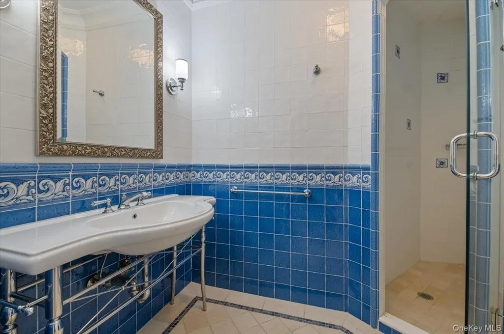 24 Beechwood Drive Lawrence NY 11559