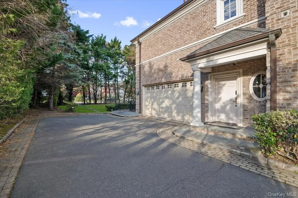 24 Beechwood Drive Lawrence NY 11559