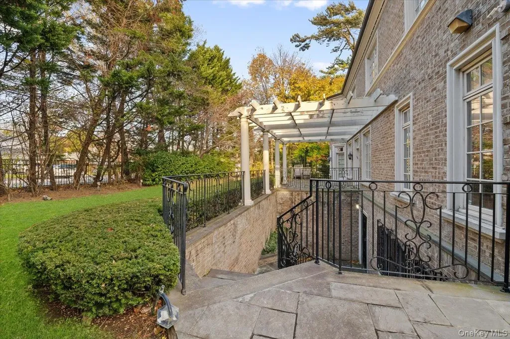 24 Beechwood Drive Lawrence NY 11559