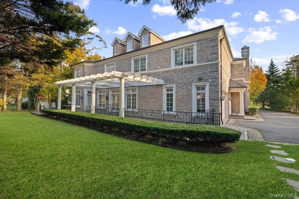 24 Beechwood Drive Lawrence NY 11559