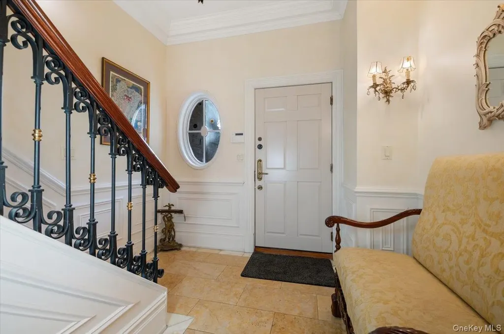 24 Beechwood Drive Lawrence NY 11559