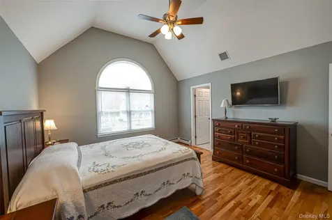 68 Vineyard Way Aquebogue NY 11931