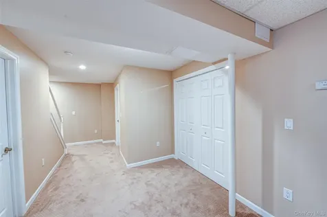 68 Vineyard Way Aquebogue NY 11931