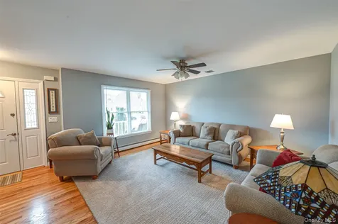 68 Vineyard Way Aquebogue NY 11931